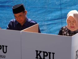 Bupati Tanbu Beserta Keluarga Menggunakan Hak Pilihnya di TPS 16 Kecamatan Simpang Empat