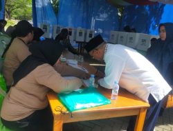 Wabub Tanbu Beserta Istri Mencoblos di TPS 20, Ajak Warga Salurkan Hak Suara