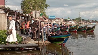 Tak Hanya Lewat Darat, Ratusan Jemaah Haul Guru Zuhdi Gunakan Jalur Sungai