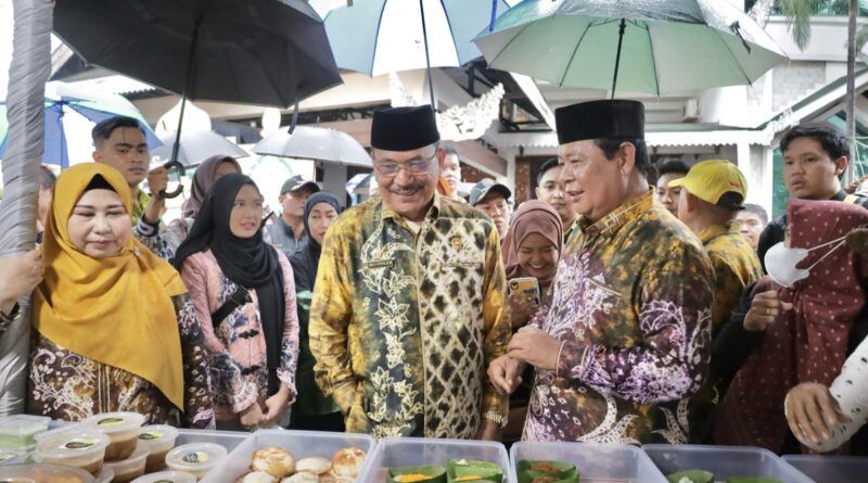 Ketua DPRD Kalsel Supian HK (ditengah) ketika menghadiri pasar wadai yang diselenggarakan pemerintah provinsi Kalimantan Selatan