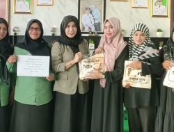 Ketua TP PKK Balangan Hj. Sri Huriyati Hadi Bagikan Peralatan Shalat Kepada Lansia