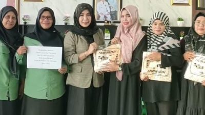 Ketua TP PKK Balangan Hj. Sri Huriyati Hadi Bagikan Peralatan Shalat Kepada Lansia