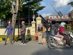 Ratusan Takjil Ludes Dibagikan Sat Resnarkoba Polres Banjar ke Pengguna Jalan