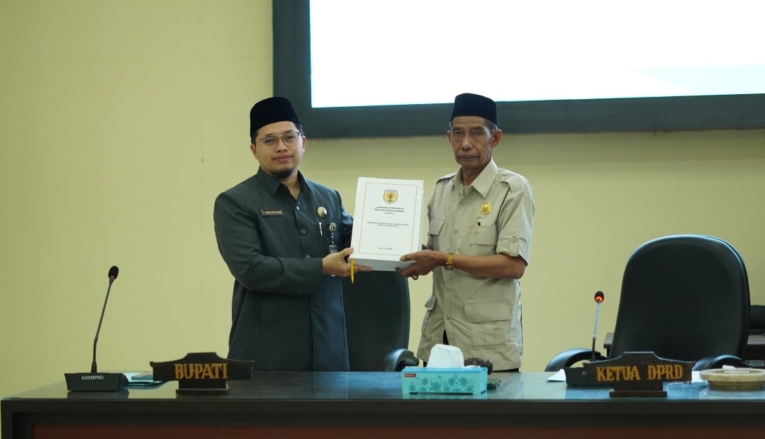 Bupati HST, H Aulia Oktafiandi saat menyerahkan dokumen LKPJ tahun 2023 kepada Ketua DPRD HST, H Rachmadi.