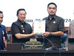 Wali Kota Banjarmasin Serahkan LKPJ Tahun 2023, PAD Naik 13%
