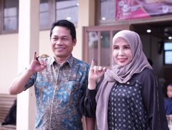 Bupati Balangan Abdul Hadi Beserta Istri dan Anaknya Gunakan Hak Pilihnya di TPS 07 Paringin