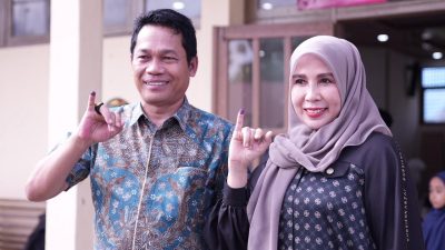 Bupati Balangan Abdul Hadi Beserta Istri dan Anaknya Gunakan Hak Pilihnya di TPS 07 Paringin