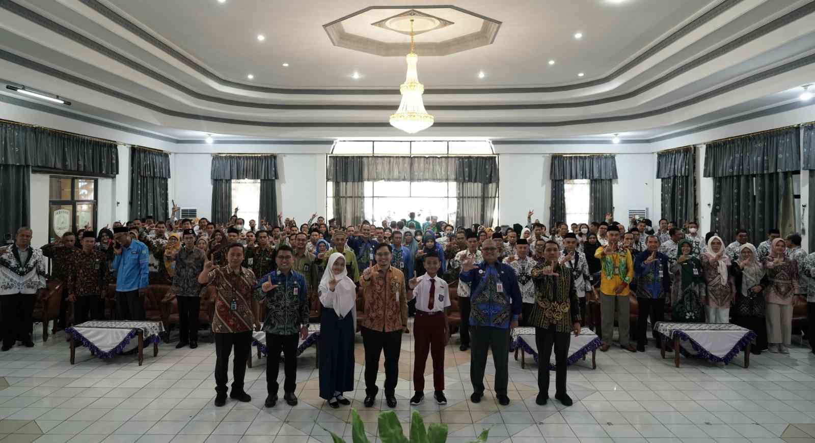 Foto bersama Bupati HST, H Aulia Oktafiandi dan Kepala BPMP Provinsi Kalsel, Yuli Haryanto, dan seluruh peserta Ekspose Laporan Rapor Pendidikan HST Tahun 2024