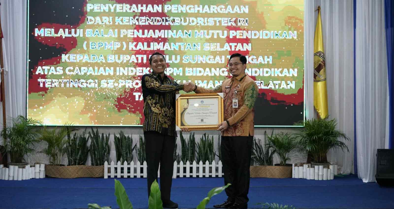 Kepala BPMP Provinsi Kalsel, Yuli Haryanto memberikan penghargaan untuk Bupati HST, H Aulia Oktafiandi.