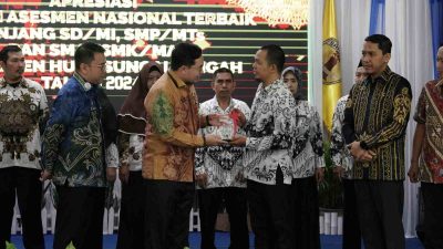 Bupati HST, H Aulia Oktafiandi menyerahkan piagam apresiasi dari Pemkab HST