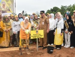 Hari Kartini, Acil Odah Pimpin “Perempuan Menanam” di Banjarbaru