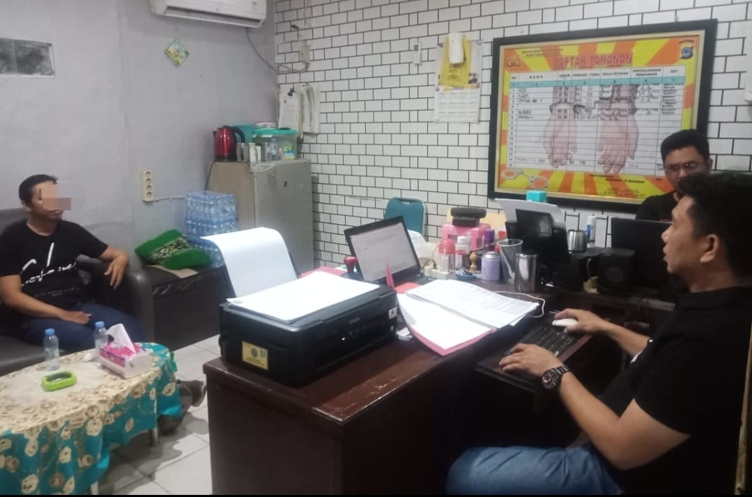 Terduga pelaku saat dilakukan pemeriksaan