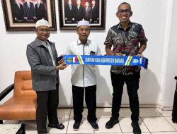 Bank Kalsel KCP Syariah Martapura Berikan Bantuan Syal Kepada CJH Kabupaten Banjar