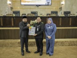Rampung Dibahas, Paman Birin Terima Rekomendasi LKPj 2023 dari DPRD