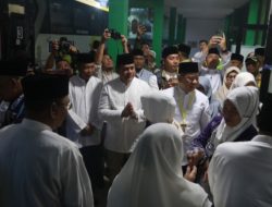 Kakanwil Kemenkumham Taufiqurrakhman Ikut Melepas Calon Jemaah Haji Kloter I Embarkasi Banjarmasin