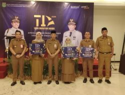 Sekda Tanbu Berikan Anugerah Pemenang Lomba Inovasi Award SKPD dan Masyarakat