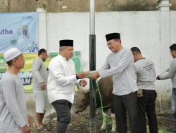 Peringati Iduladha 1445 H, Ketua DPRD Kalsel Potong Sapi Kurban
