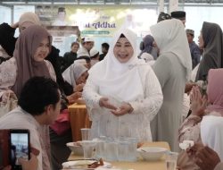 Gubernur Kalsel dan Acil Odah Jamu Masyarakat Usai Salat Idul Adha