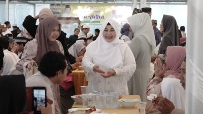 Gubernur Kalsel dan Acil Odah Jamu Masyarakat Usai Salat Idul Adha
