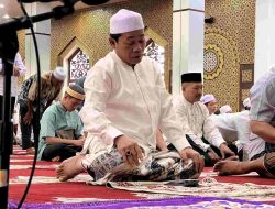 Bupati dan Sekda Kabupaten Balangan Ikuti Shalat Idul Fitri di Mesjid Al- Akbar Paringin