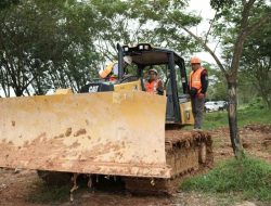 Tangani Sampah TPA Telang, Bupati Aulia Serahkan Bulldozer D3 untuk DLHP HST