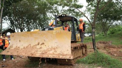 Tangani Sampah TPA Telang, Bupati Aulia Serahkan Bulldozer D3 untuk DLHP HST