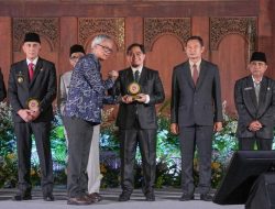 Tertinggi Turunkan Prevalensi Tengkes, Bupati HST Raih Penghargaan dari BKKBN RI