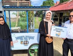 UPZ Bank Kalsel Berikan Rombong Barokah Untuk Afriani Penjual Nasi Pundut dan Buras