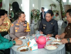 Bupati Balangan Abdul Hadi Hadiri Resepsi Perkawinan Putra Kadishub di Desa Kota Raden HSU