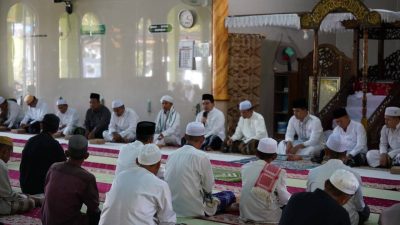 Safari Jumat di Masjid Al-Mubarak Desa Pagat, Bupati Aulia Salurkan Bantuan Hibah