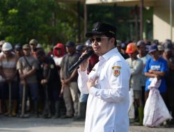 Padat Karya Bersihkan Drainase di Kecamatan Pandawan, Bupati HST : Jaga Tradisi Gotong Royong