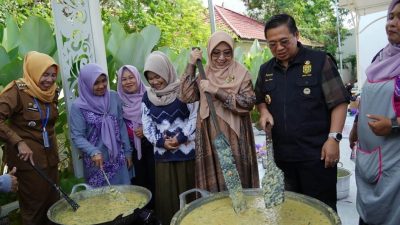Tradisi Muharam di Banjarmasin, Wali Kota dan Ketua TP PKK Ikut Membuat Bubur Asyura