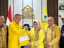 Golkar Serahkan SK Rekomendasi untuk Acil Odah-Rozanie