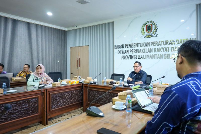 Mars bergerak,lagu Kalsel,Paman birin, gubernur Kalsel,wakil rakyat,BP Perda,