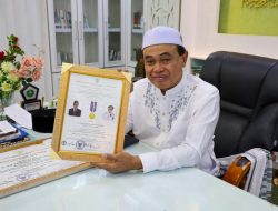 Zairullah Azhar Terima Penghargaan Lencana Bakti Desa Pertama