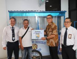 UPZ Bank Kalsel Serahkan Bantuan Tiga Rombong Barakah Kepada Pelaku UMKM Pra-Sejahtera