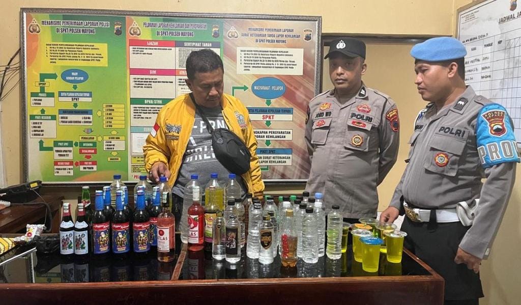 Polsek Mayong Kidul Amankan 53 Botol Miras