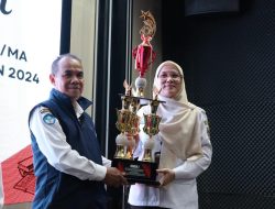 Serahkan Hadiah Pemenang Lomba Perpustakaan SMA Sederajat, Kadispersip Kalsel Sampaikan Motivasi