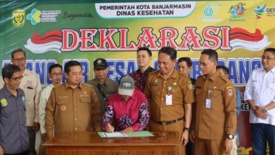 Wali Kota dan Kepala Dinas Kesehatan menyaksikan penandatangan Ikrar sebagai keluarahan bebas buang air besar sembarangan. (Foto : Hik)