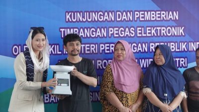 Kunker Wamendag RI Dyah Skaligus Serahkan Bantuan Timbangan Pegas Elektronik di Pasar Pandu Banjarmasin