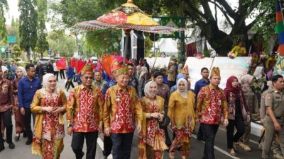 H. Muhidin dan Istri Hj. Fathul Jannah Hadir Pada Puncak Harjad ke-74 Kabupaten HSS