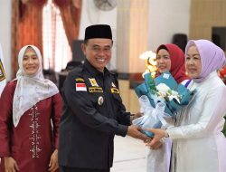 Peringatan Hari Ibu ke-96, Bupati Zairullah Serahkan Buket Bunga Kepada Tiga Perempuan Inspiratif
