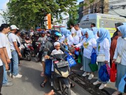 UPPD Samsat Banjarmasin 1 Bagikan 3.000 Kue Kering untuk Jemaah Haul Abah Guru Sekumpul