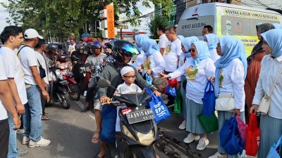 UPPD Samsat Banjarmasin 1 Bagikan 3.000 Kue Kering untuk Jemaah Haul Abah Guru Sekumpul