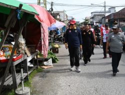 Pj Bupati Kotawaringin Barat Tinjau Harga Sembako di Pasar Cempaka Kumai