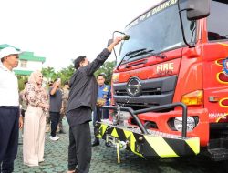 Bupati Tanbu Zairullah Azhar Serahkan 17 Mobil Operasional Kepada 7 SKPD