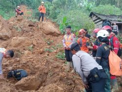 Anjing Pelacak Dikerahkan dalam Pencarian Korban Tanah Longsor di Pekalongan