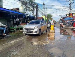 Warga Keluhkan Jalan Rusak dan Tergenang di Jalan Pemurus Dalam