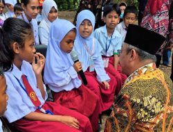 Mendikdasmen Sapa Siswa Sekolah Indonesia di Sabah Malaysia