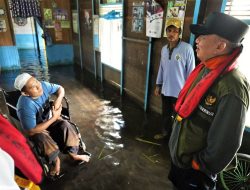 Gubernur Kalsel H. Muhidin Tinjau Langsung Rumah Warga Korban Banjir di Desa Pantai Hambawang Batola